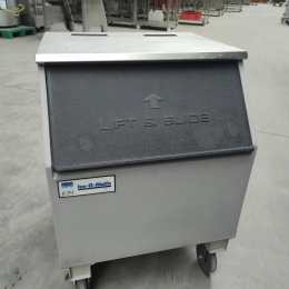 Mobile transport cart for ice cubes
